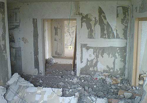 Слом бетонной перегородки