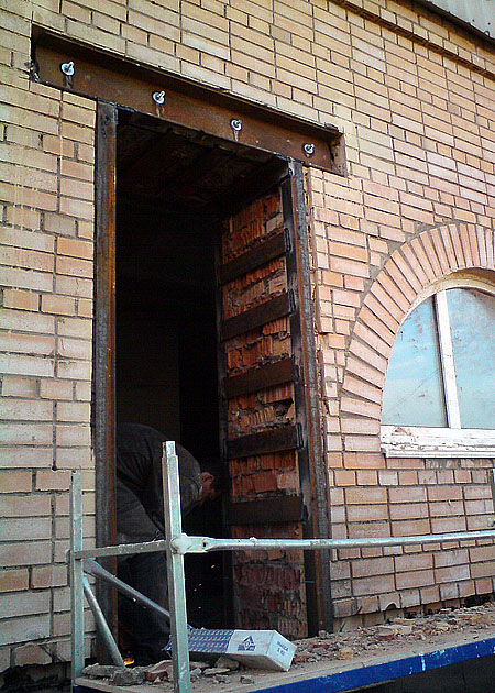 Проем в кирпичной стене