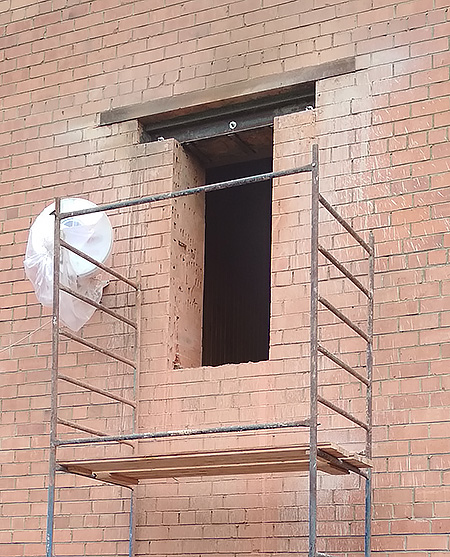 Изготовление окна в кирпичной стене