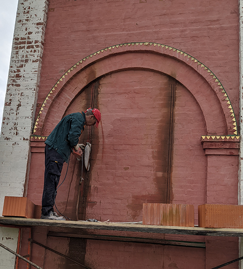 Изготовление окна в кирпичной стене