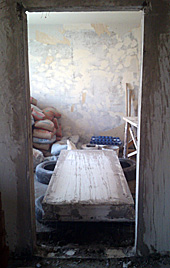 вырезанный проем в бетонной стене