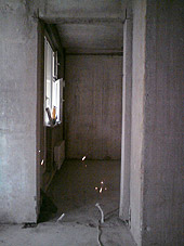 проем в бетонной стене