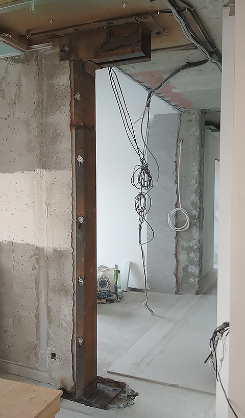 Расширение в монолитной стене с усилением