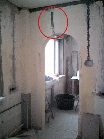 арка в несущей бетонной стене