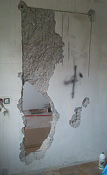 выламываем проем в бетонной стене