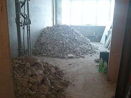 слом сантехнической кабины ванны и туалета