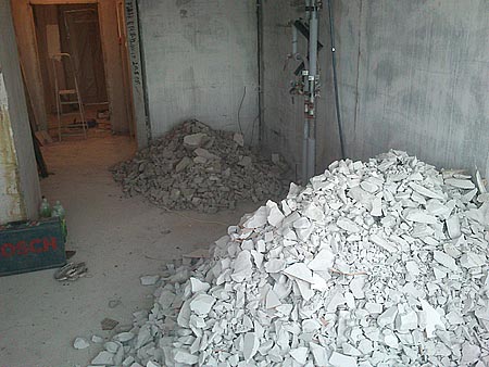 оставшийся мусор после слома сантехничекой кабины