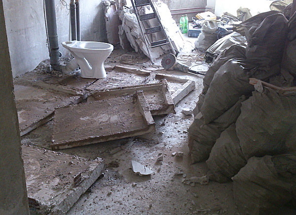 Демонтаж пола сантехкабины