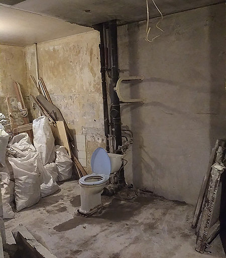 демонтаж сантехнической кабины