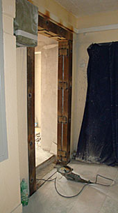 резка проема входной двери